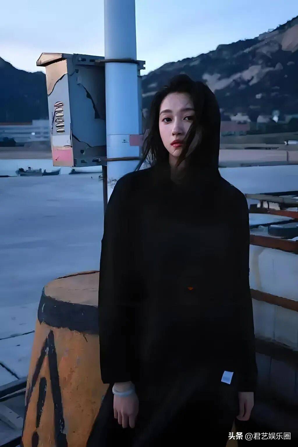 原创            笑不活了！关晓彤自封“霸腾女儿”，内娱梗王又上大分！