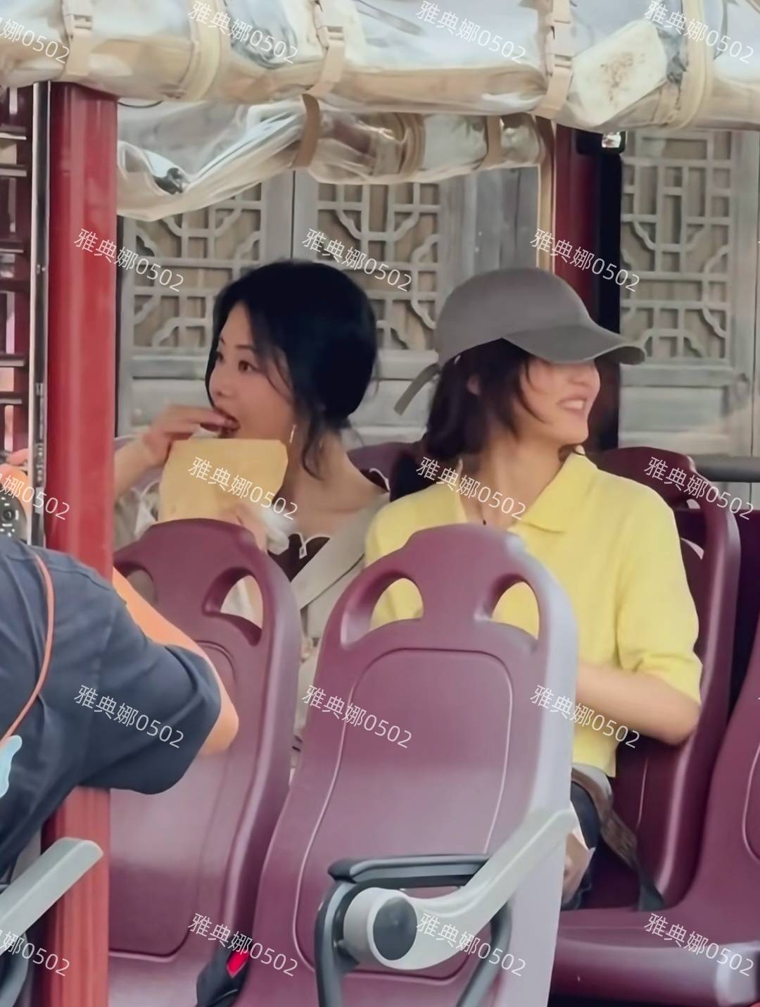 原创            乌镇偶遇谭松韵张子枫两人甜美乖巧演技好，谭松韵贪嘴一直吃不停