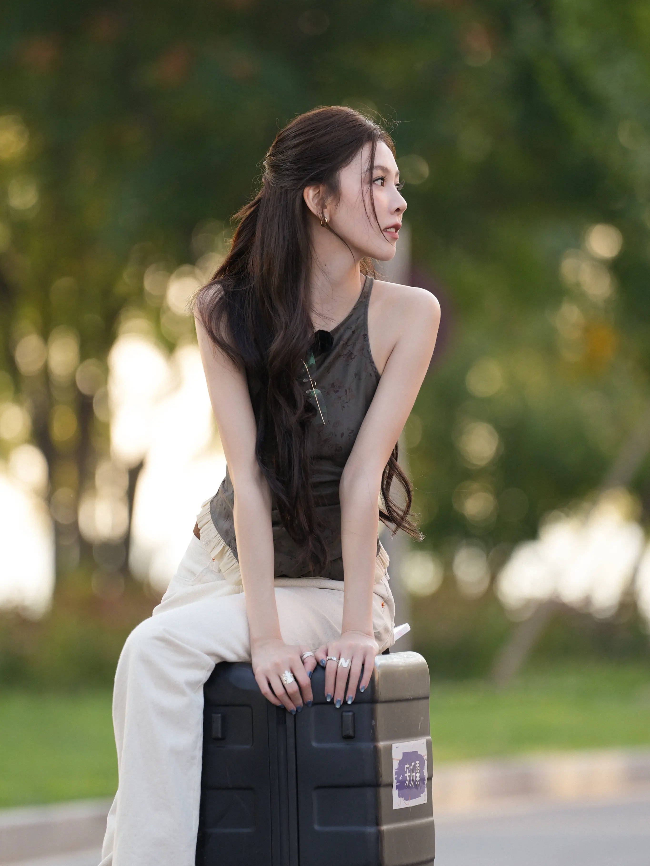 宋妍霏穿无袖上衣打扮干练 戴无框眼镜散发知性美