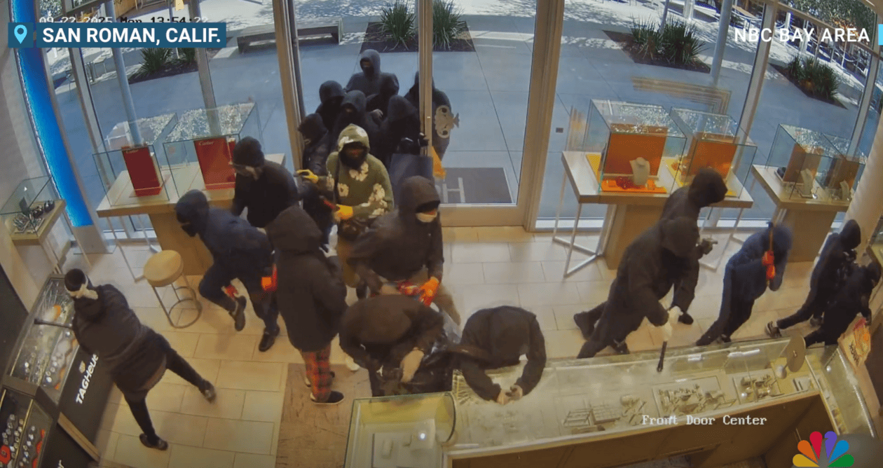 又现“零元购”！美媒：“至少两名劫匪持枪开路”，大批蒙面暴徒冲入加州珠宝店打砸抢