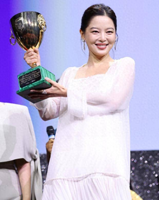 原创            这一次，娱乐圈中的“拜高踩低”，在辛芷蕾身上体现得淋漓尽致！