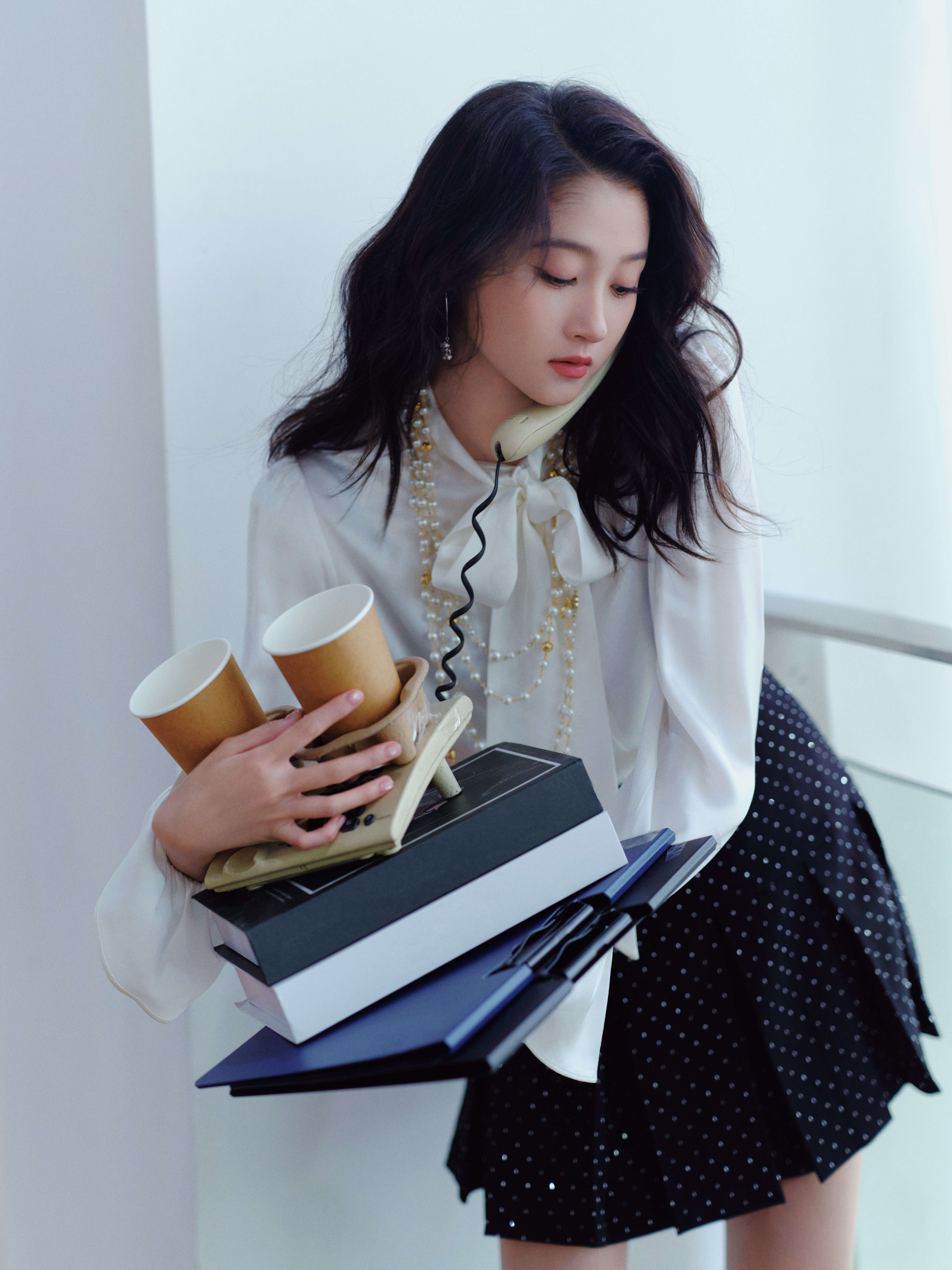 关晓彤黑色短裙搭配白色衬衫化身活力女大 手拿咖啡超元气