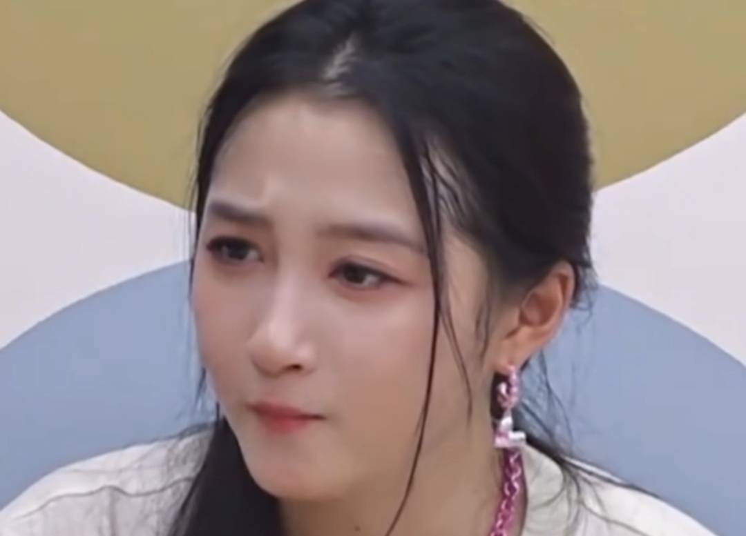 关晓彤深夜喝酒引猜测，与鹿晗恋情是否暗藏新波澜？