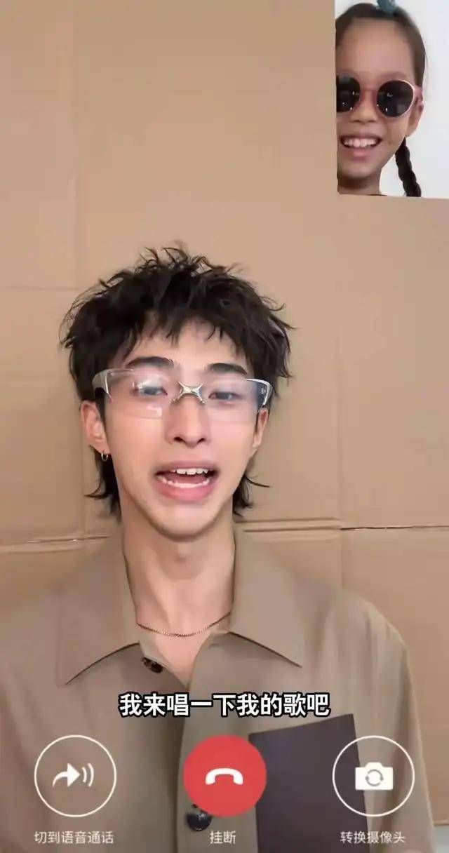 原创            伊能静女儿米粒和哥哥唱歌，恩利抱腰亲吻妹妹，同母异父关系很好