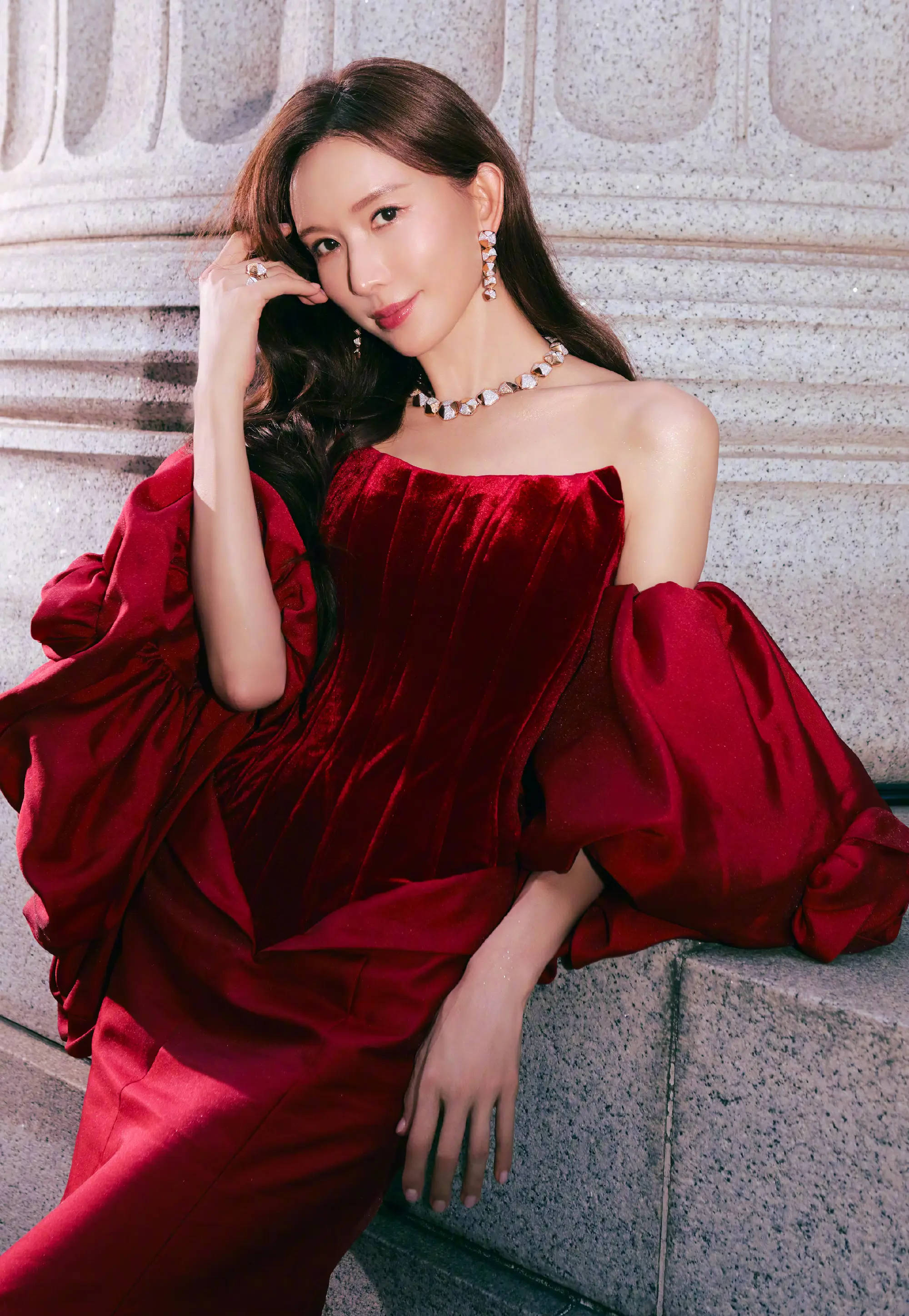 林志玲穿红丝绒抹胸裙明艳动人！肌肤雪白红润貌美如花