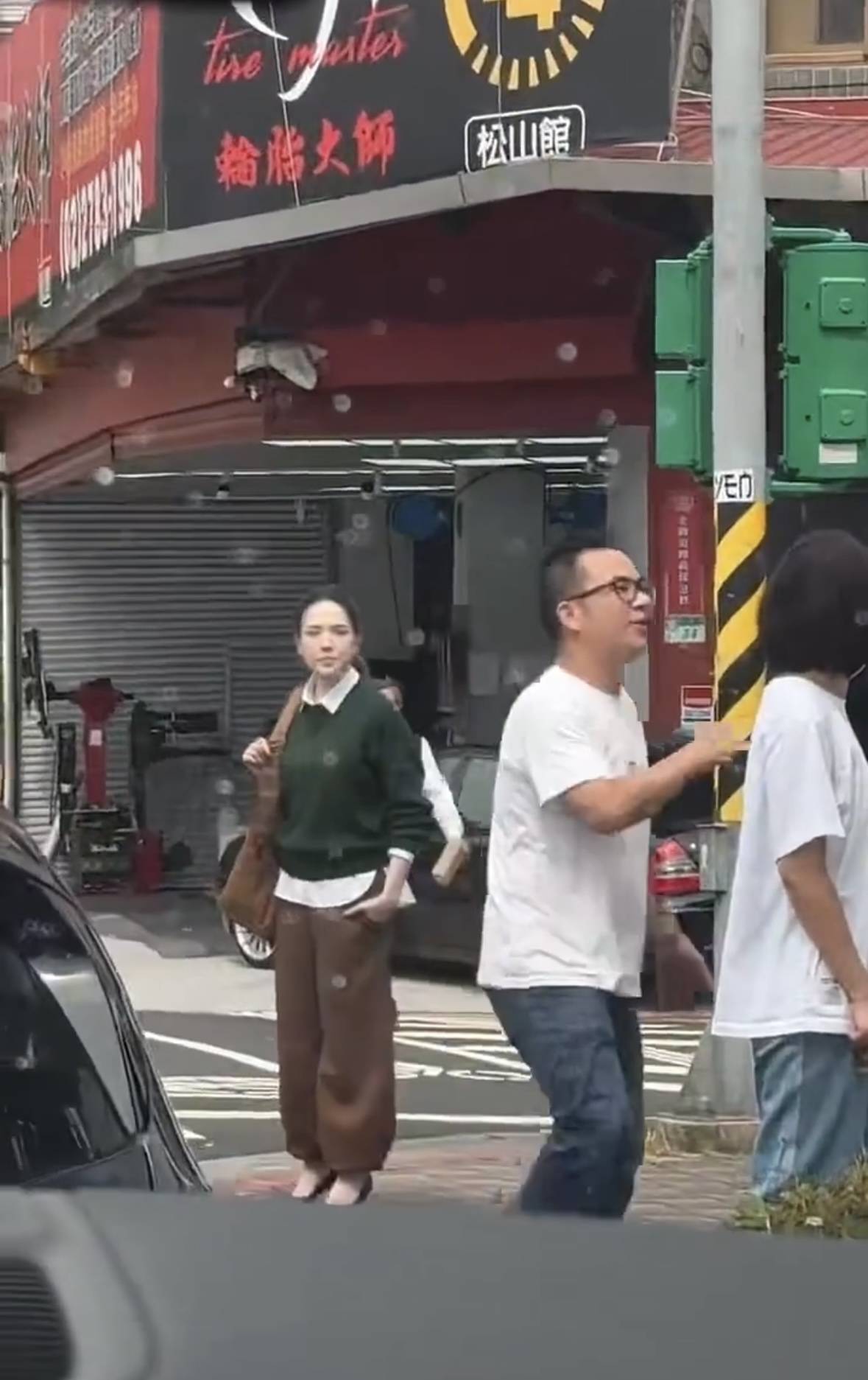 许玮甯产后复工在路边拍摄 打扮休闲利落美丽依旧