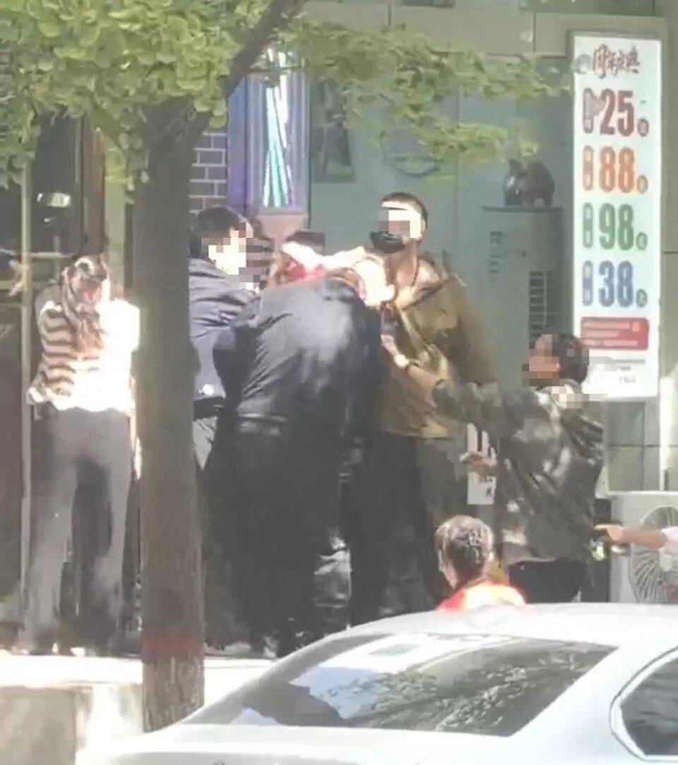 理发店主阻拦城管撕广告被咬伤手指，警方：城管误认为商户阻拦行为是殴打，将调查处置