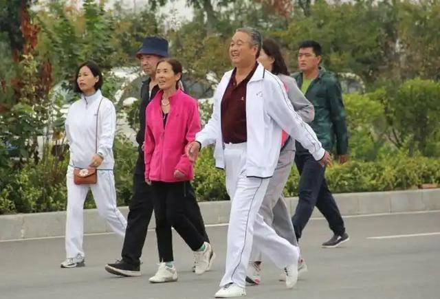 走路可能影响寿命！医生反复提醒：过了65岁，走路牢记“4不做”