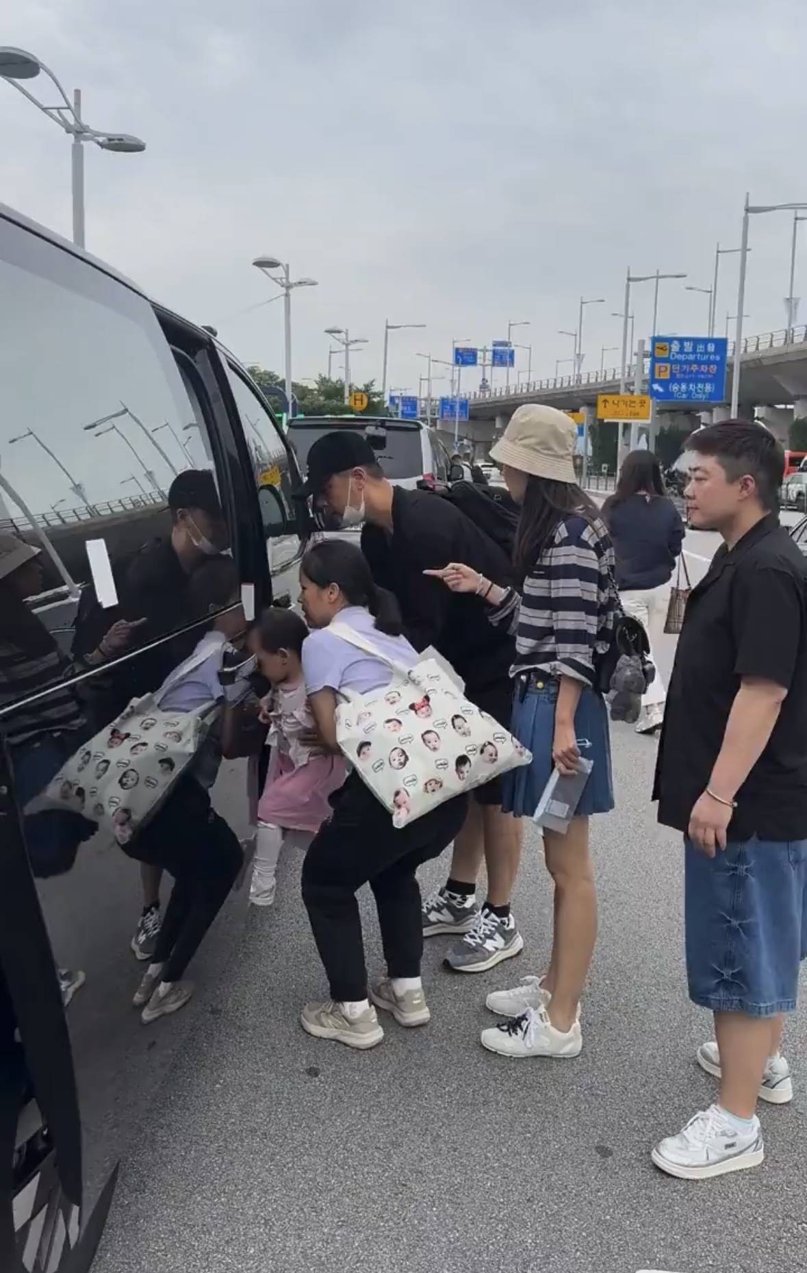 孙骁骁一家在韩国被偶遇 任重照顾女儿温馨幸福