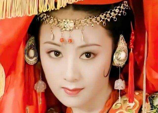 她靠一部剧吃一辈子，二婚嫁给“软饭男”，如今丈夫红到令人嫉妒