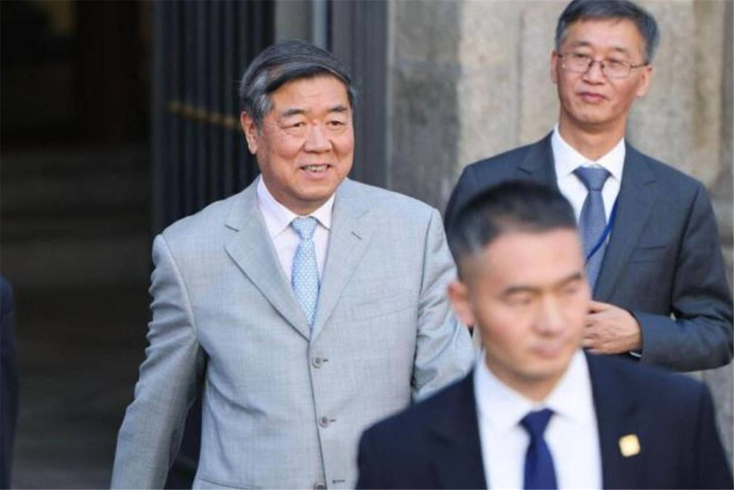 中美激烈交锋两天后，中国大胜归来，中国代表走出会场喜气洋洋