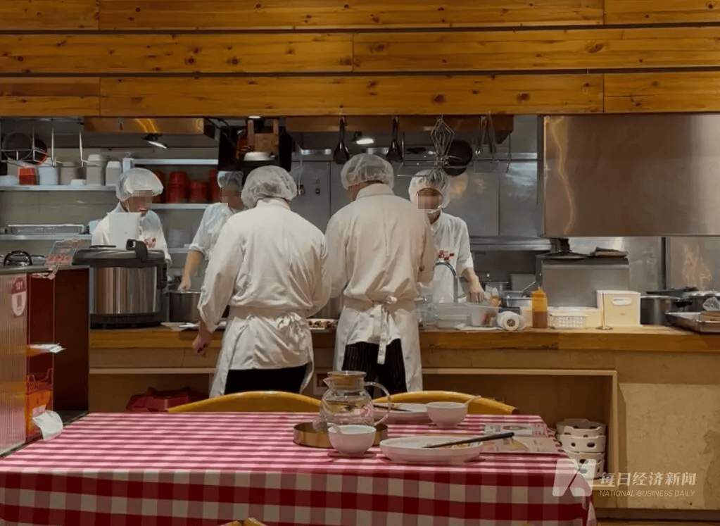 下架“罗永浩套餐”，暂停开放后厨参观！西贝或就“冷冻西兰花”发公告！门店被曝疑似用漏勺疏通下水道，客服最新回应