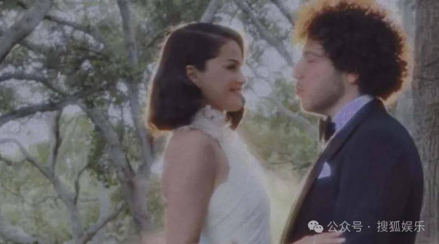 原创            无意还是戏精？她办婚礼，分手多年的他隔空说“我愿意”？