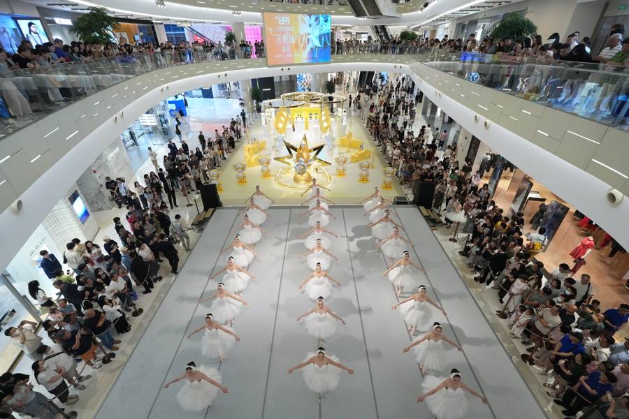 芭蕾舞《天鹅湖》亮相商场 文商结合演绎艺术经典