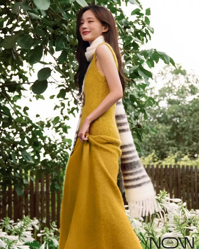 李一桐身穿姜黄色长裙秋日氛围拉满 对镜自拍嘟嘴好萌