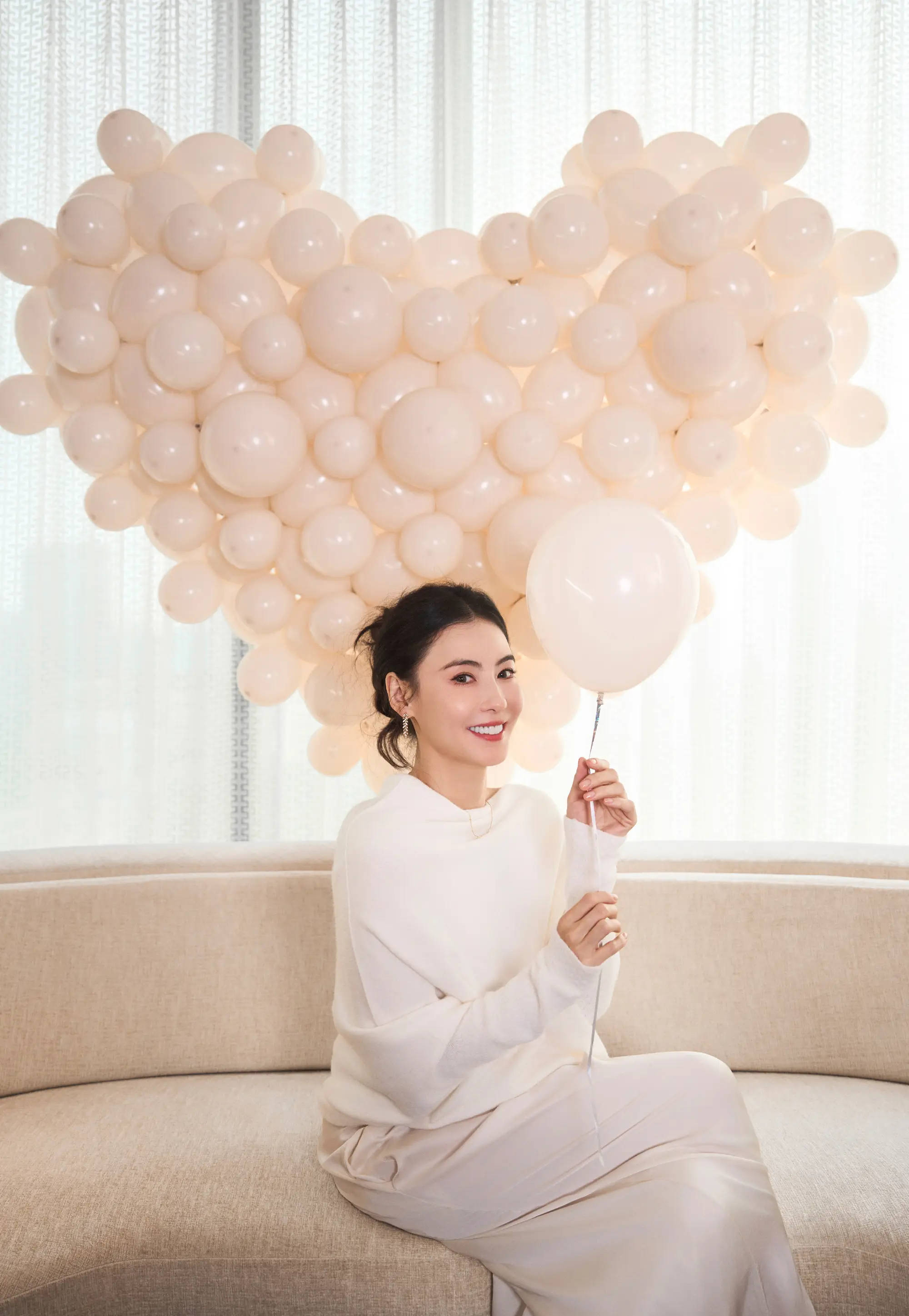 张柏芝在外网发九三盛大阅兵现场照！配文“为祖国点赞”