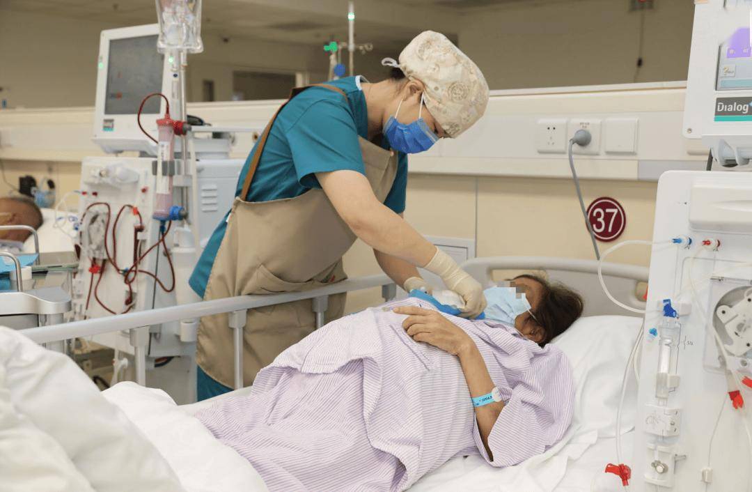 【朝医新闻】腹腔被“葡萄状”囊肿填满 器官联合移植手术救治多囊肝肾患者