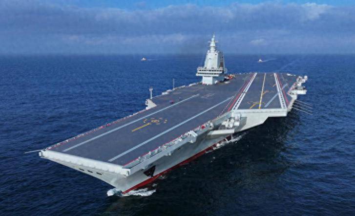 解放军在南海划下禁航区，福建舰传来好消息：甲板上出现了舰载机