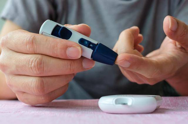 小腿上出现这种斑，预示糖尿病并发症已经出现，千万要提高警惕