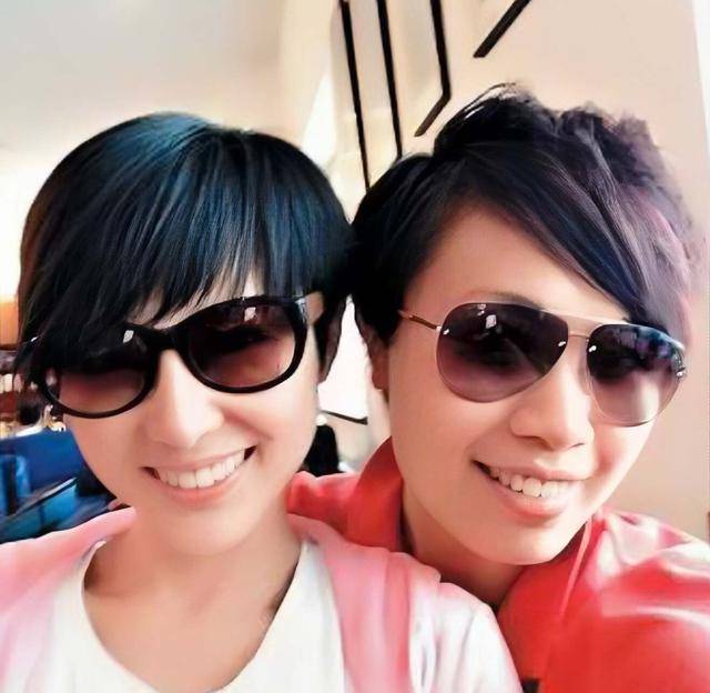 香港知名富婆罕见露面，穿衣打扮中性化，在国外和同性爱人再婚