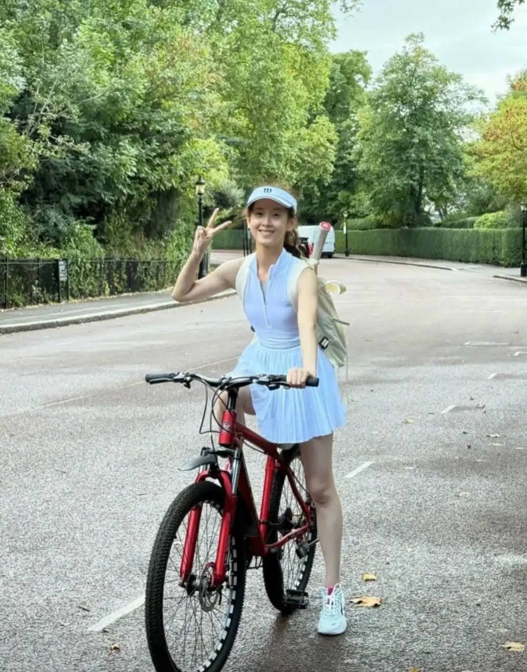 章泽天晒新照清纯动人 穿网球服骑单车少女感满满