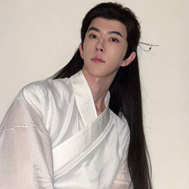 原创            于朦胧深夜坠楼，兜里两块劳力士，知情人透内幕，阿姨吓得报警