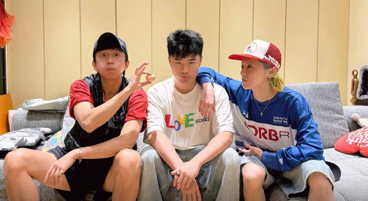 原创            “weare伐木累”疑似决裂！李晨晒四人合照，遭陈赫邓超鹿晗孤立