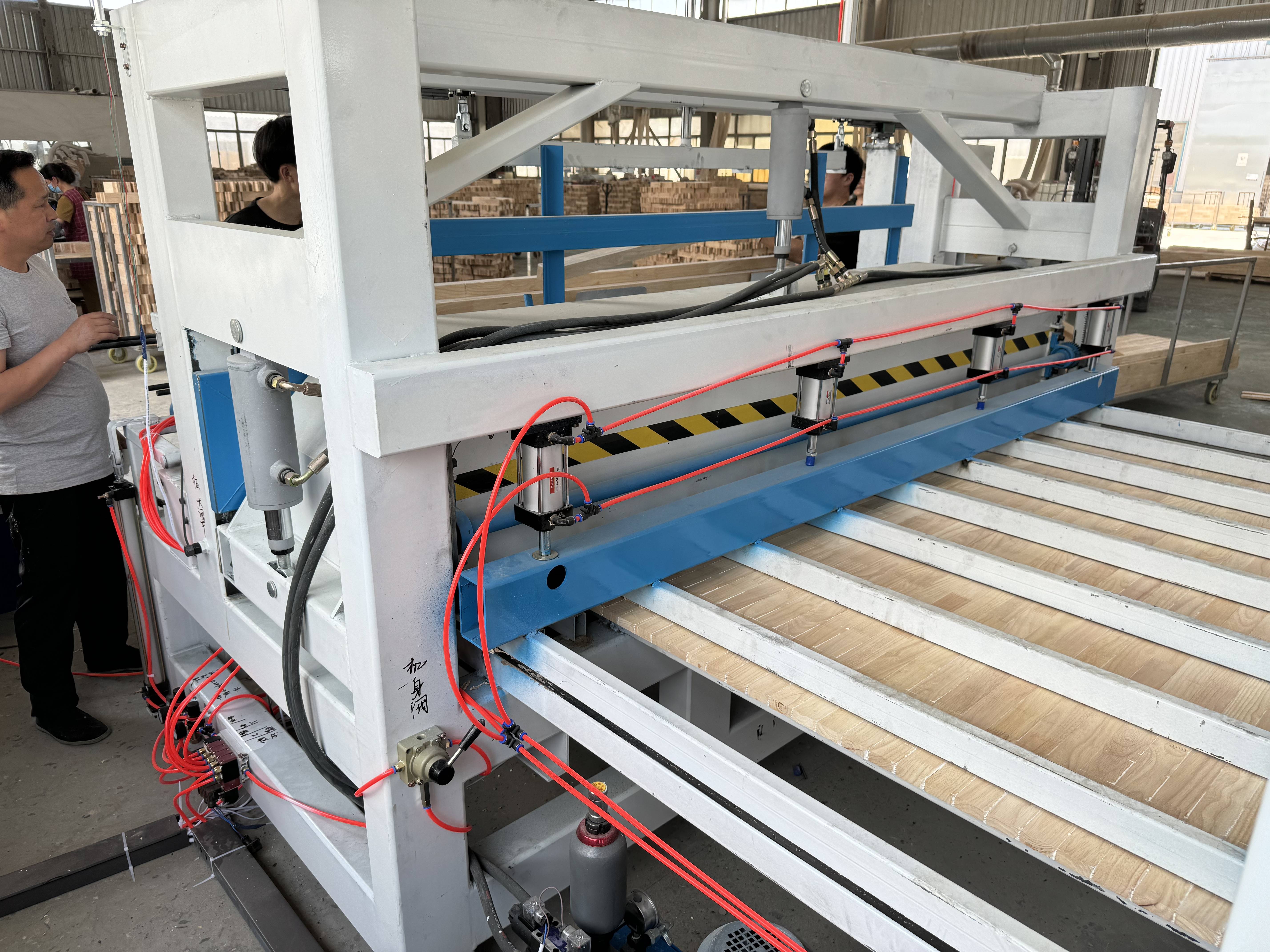 细木工拼板机 线条拼板机：赋能细木工板高效生产的核心利器