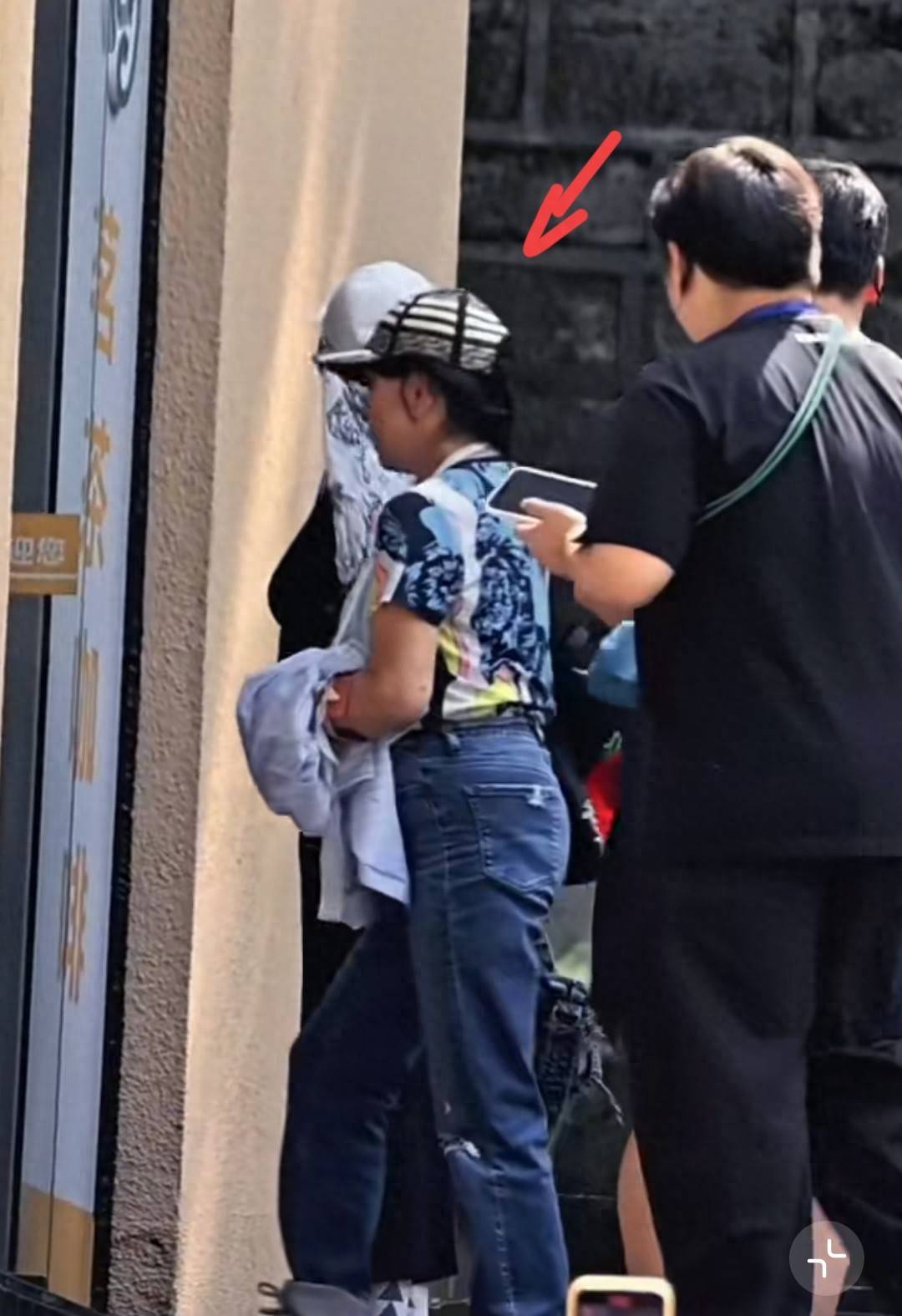 原创            75岁刘晓庆在贵州疑似摔伤，左手打石膏仍工作，身体素质强到可怕