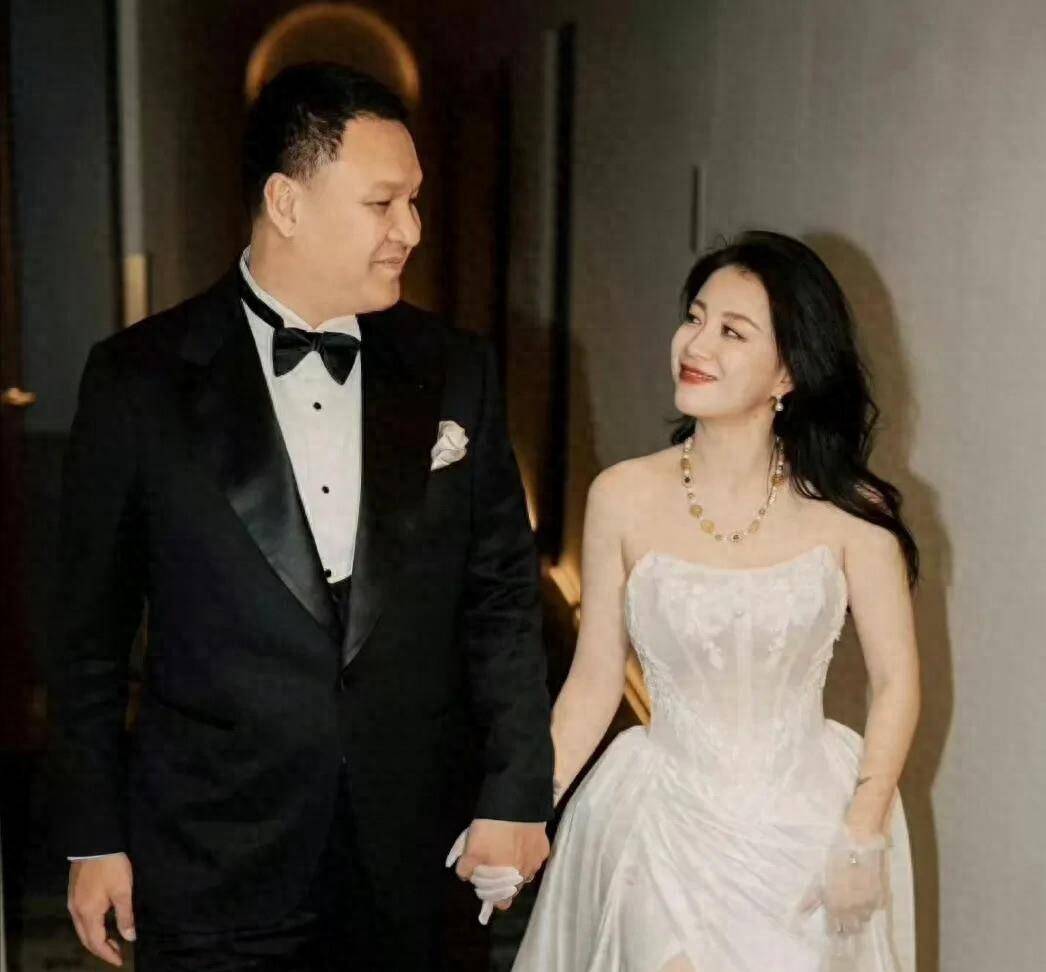 好声音没夺冠，执意嫁爱奇艺总裁，今官宣离婚 给所有女人一个忠告