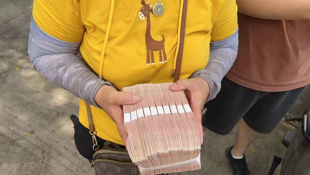 广东一女子从老家带10万元现金给女儿治病被误扔，环卫工连夜翻10吨垃圾找回