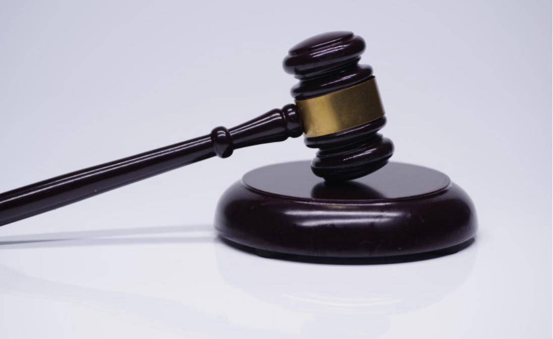 半夜狗叫！邻居养13条狗 男子不堪其扰多次反映未果，投毒致9条狗死亡被判二缓三