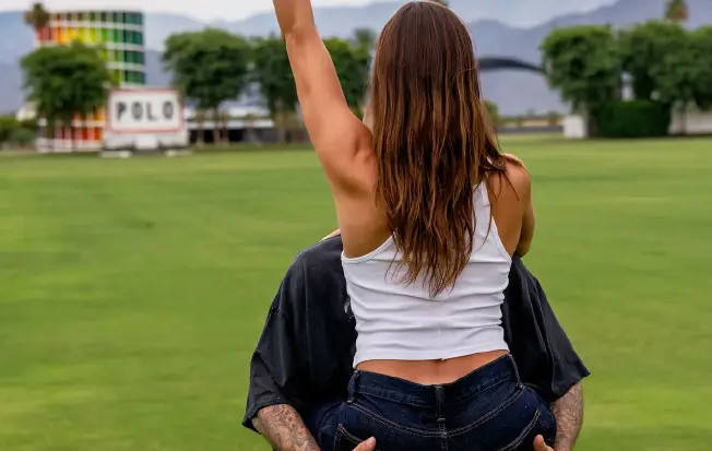 比伯环抱海莉超甜蜜 同儿子拍摄温暖亲子照