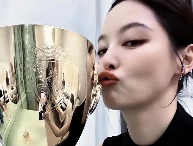 原创            辛芷蕾的“获奖感言”火了!成为继巩俐、桃姐后第三位威尼斯影后