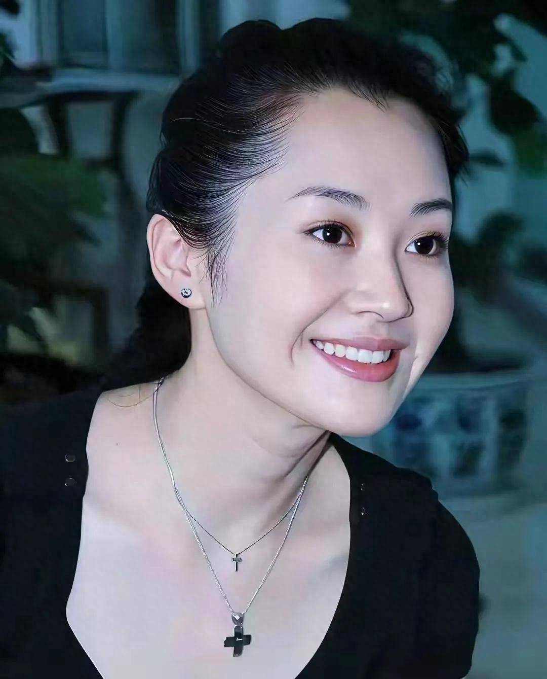 原创            “不老女神”许晴，一生情史丰富，如今56岁依旧单身