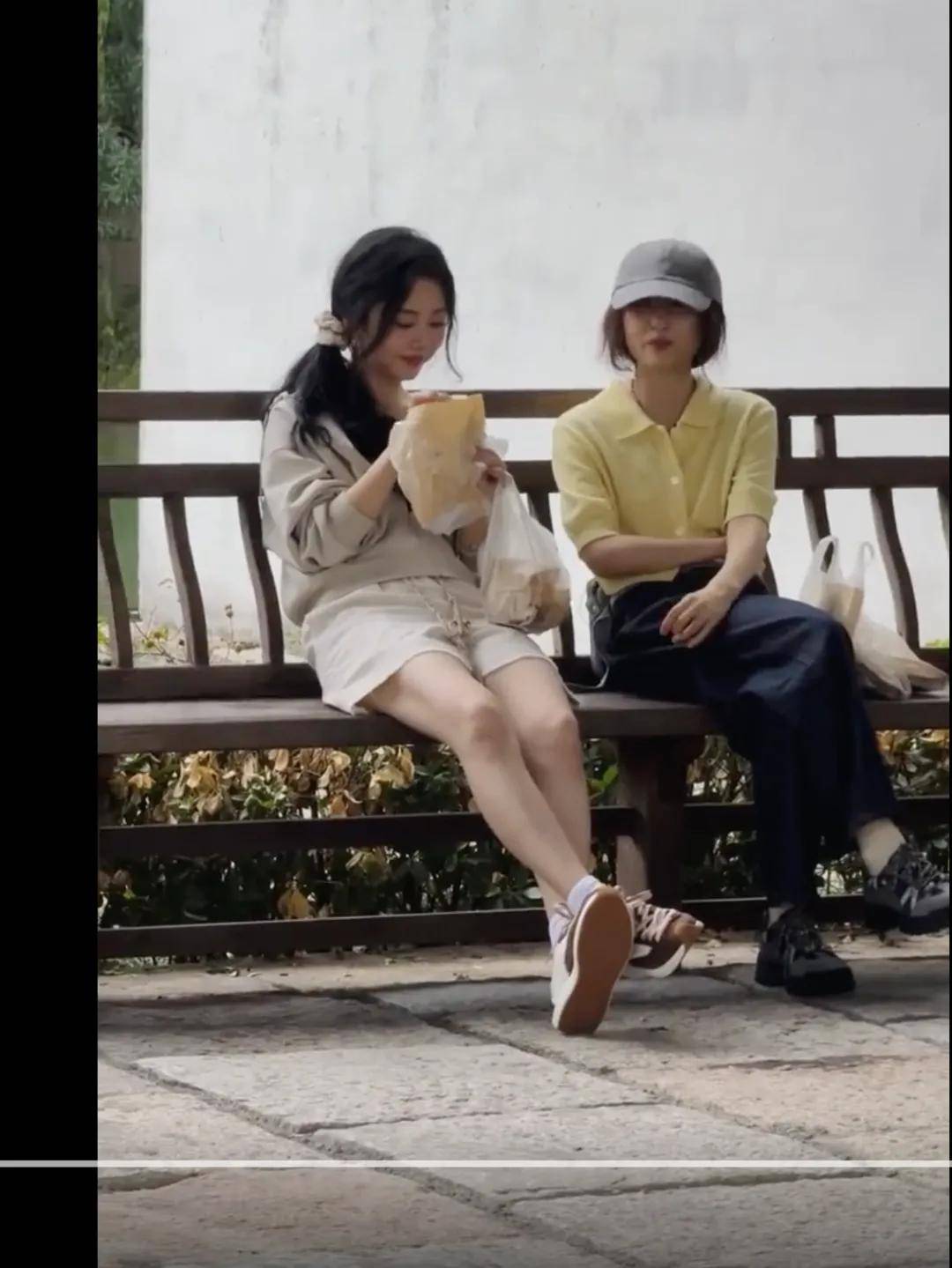 原创            张子枫和谭松韵采野花，谭松韵戴着草帽变身田园少女，张子枫很飒