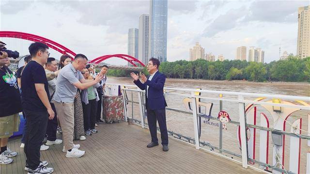 黄河游船直播展现金城魅力 水均益讲述家乡与新闻故事