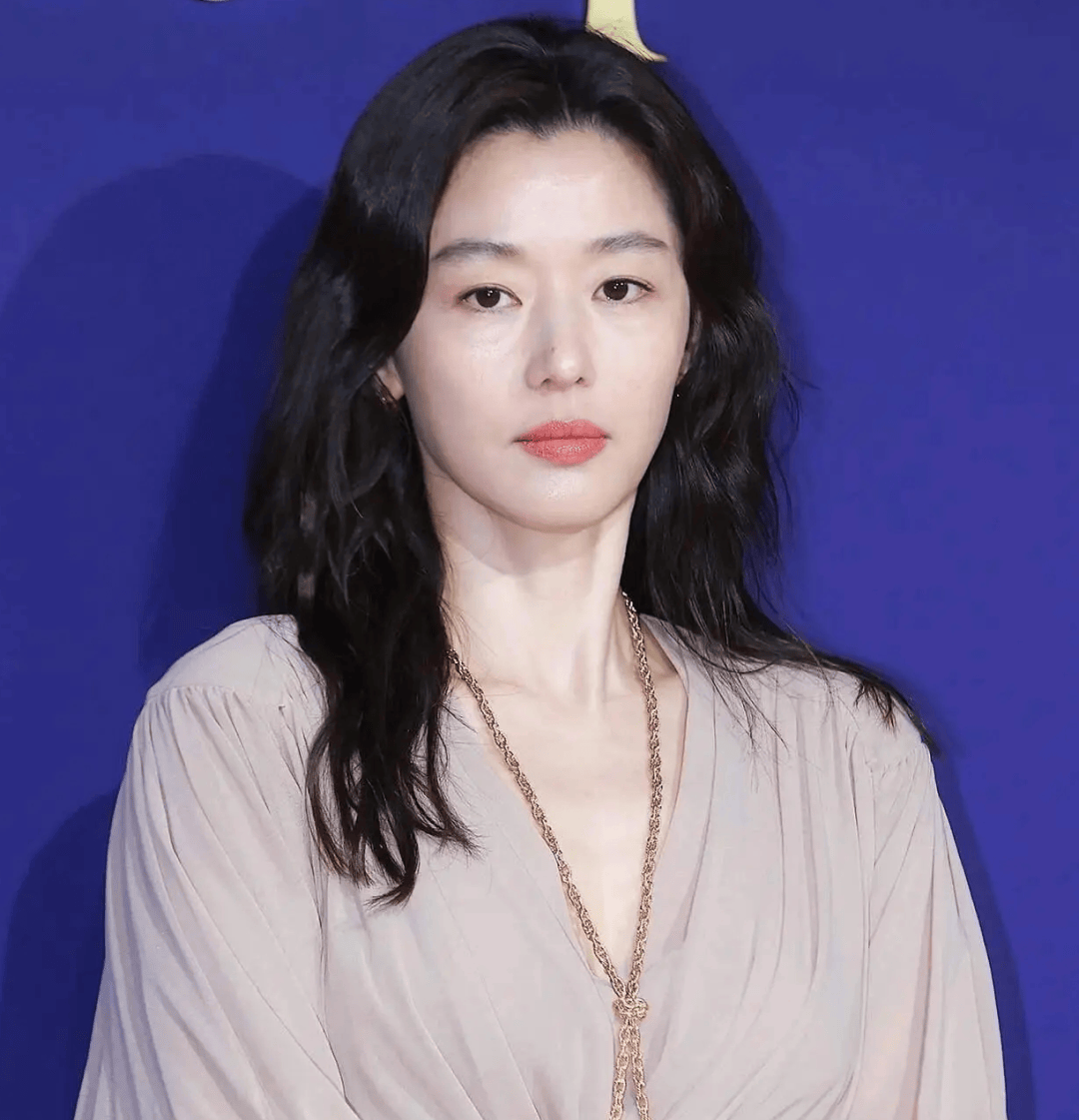 原创            全智贤急了！20家韩媒统一发稿谴责中国网友偷看盗版，公关太蠢