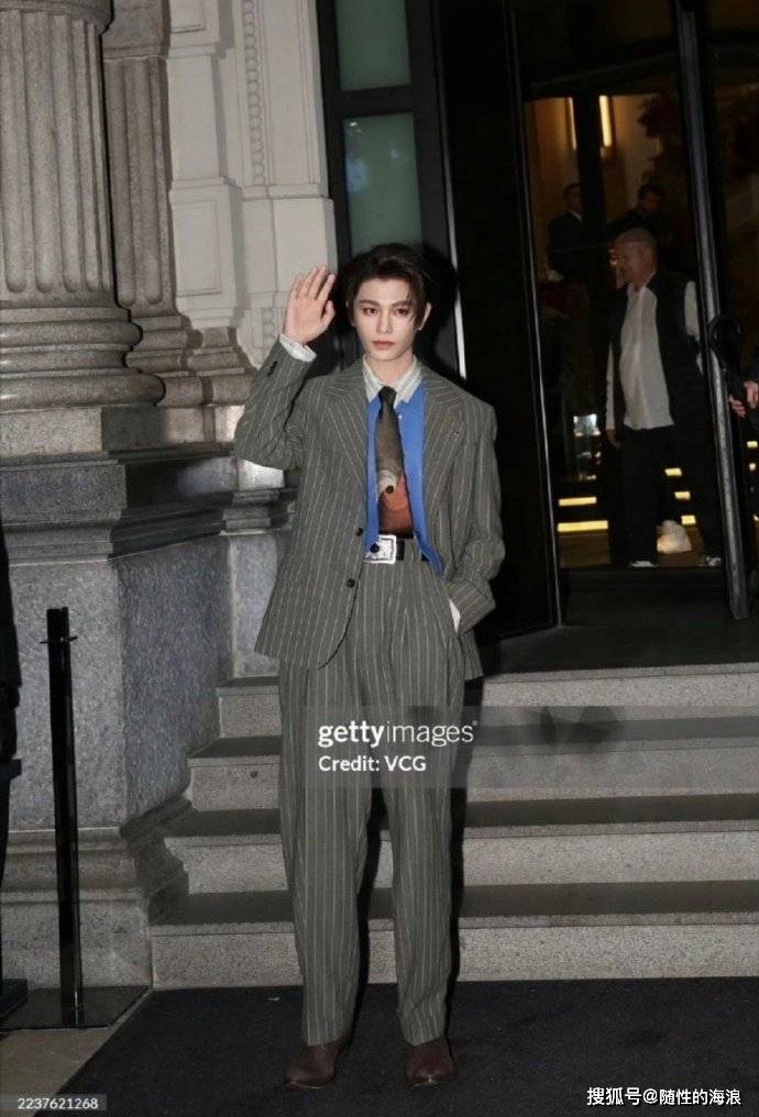 丁禹兮时装周G社生图，颜值还是比较抗打，扛住了外媒镜头，大家感觉如何？