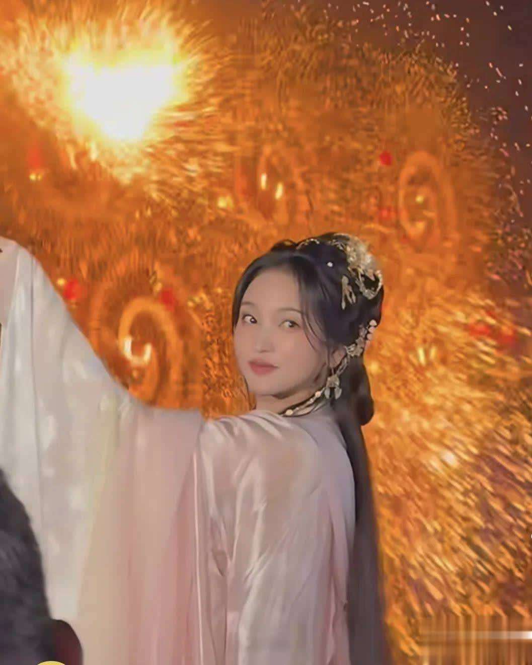 原创            金莎景区商演，路人手机随拍的生图，说是20岁我都信