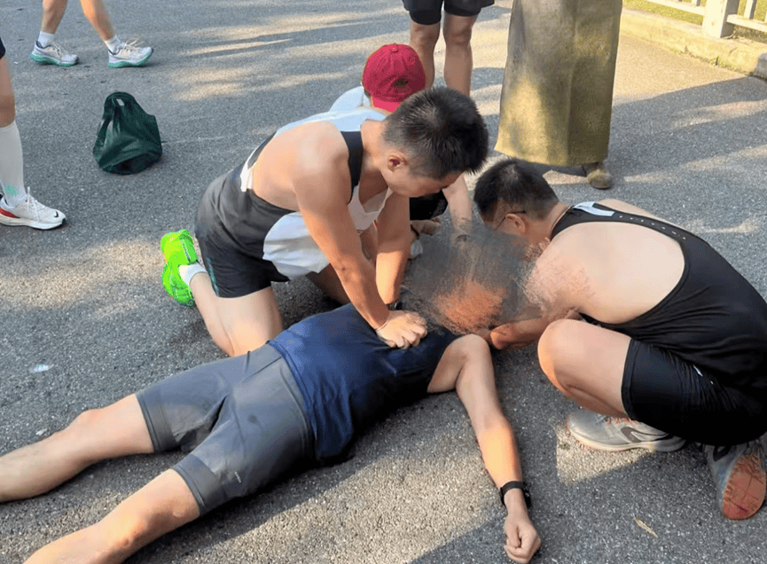 老年跑者突然倒地失去意识！火箭军医务人员紧急施救
