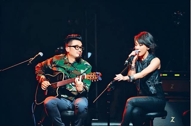 林忆莲相恋8年前男友内地开唱，与粉丝合照，打扮吓人行为怪异