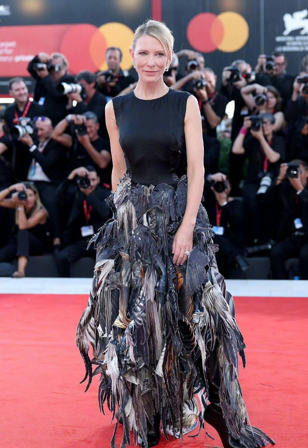 贾木许新片《父母姐弟》威尼斯首映 主演“大魔王”哥特风雀羽裙又酷又个性