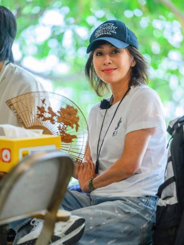 刘嘉玲与内地顶流小鲜肉讲悄悄话，举止亲密，自言会逗姐姐开心