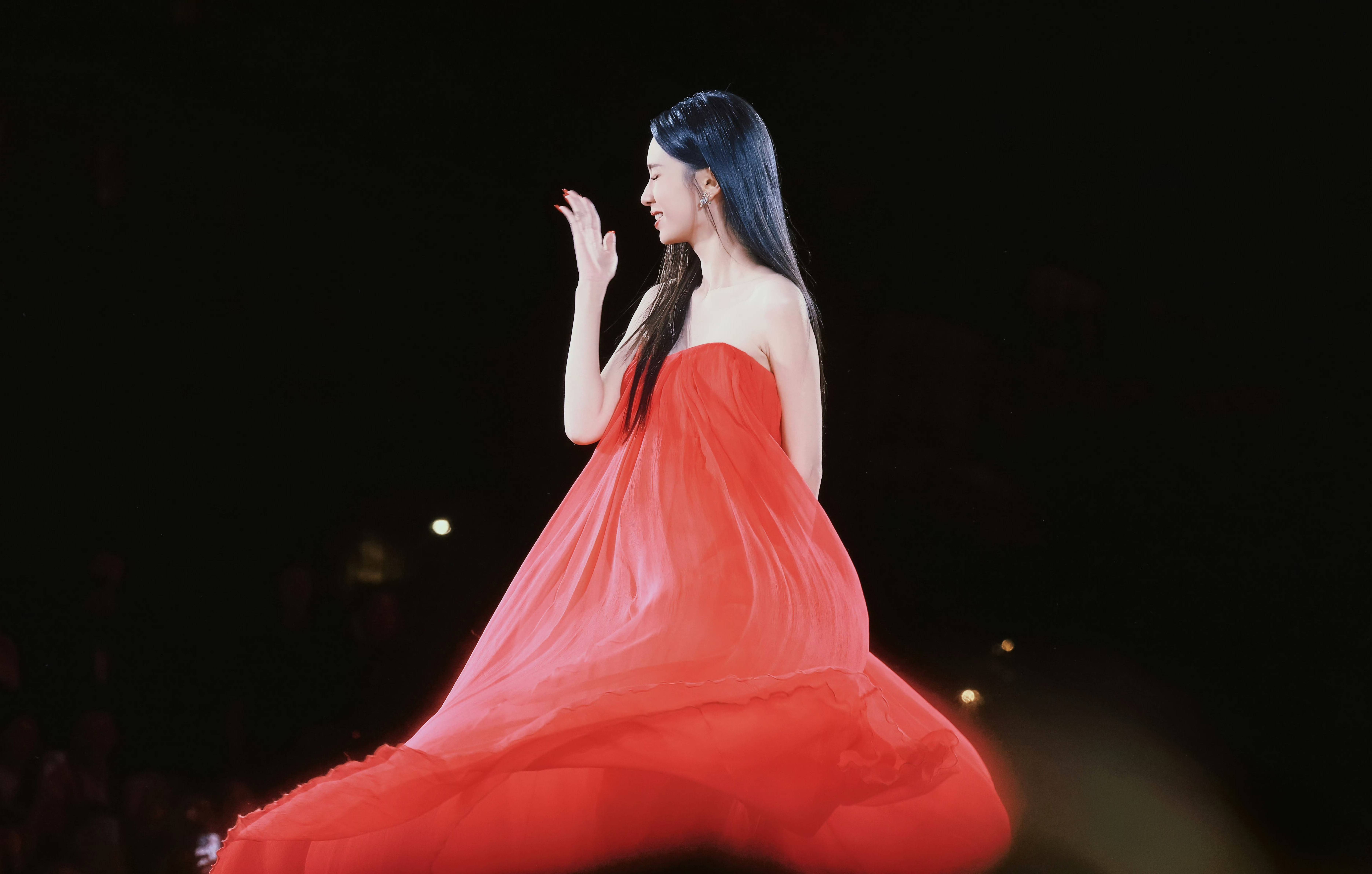 周也巴黎时装周红裙走秀 裙摆飘逸化身东方红玫瑰