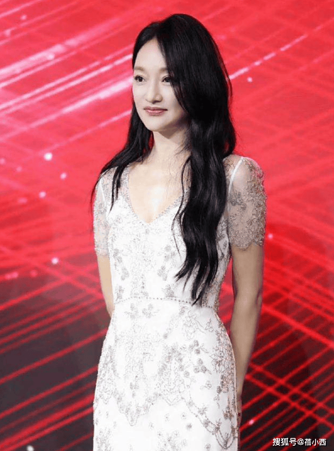 原创            51岁周迅留回长发后像换了个人！穿轻纱裙好惊艳，美到差点认不出