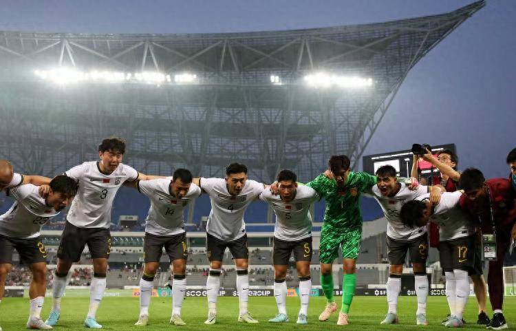 原创            国足帅位仍是香饽饽，前恒大主帅报名或自取其辱，不是郑智