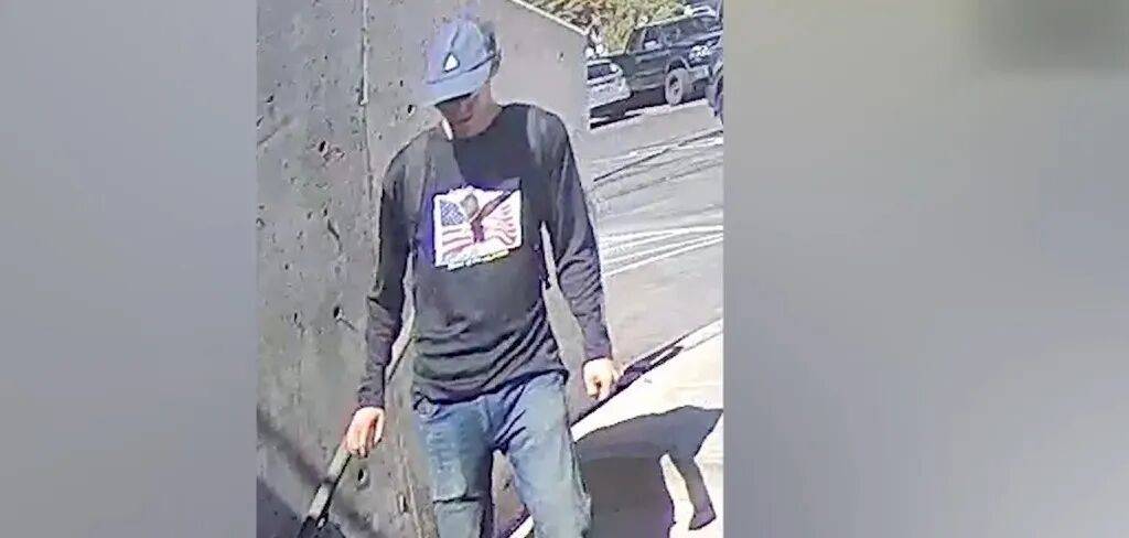 柯克枪击案嫌犯已被拘留！警官父亲“大义灭亲”将其控制，特朗普：希望判他死刑