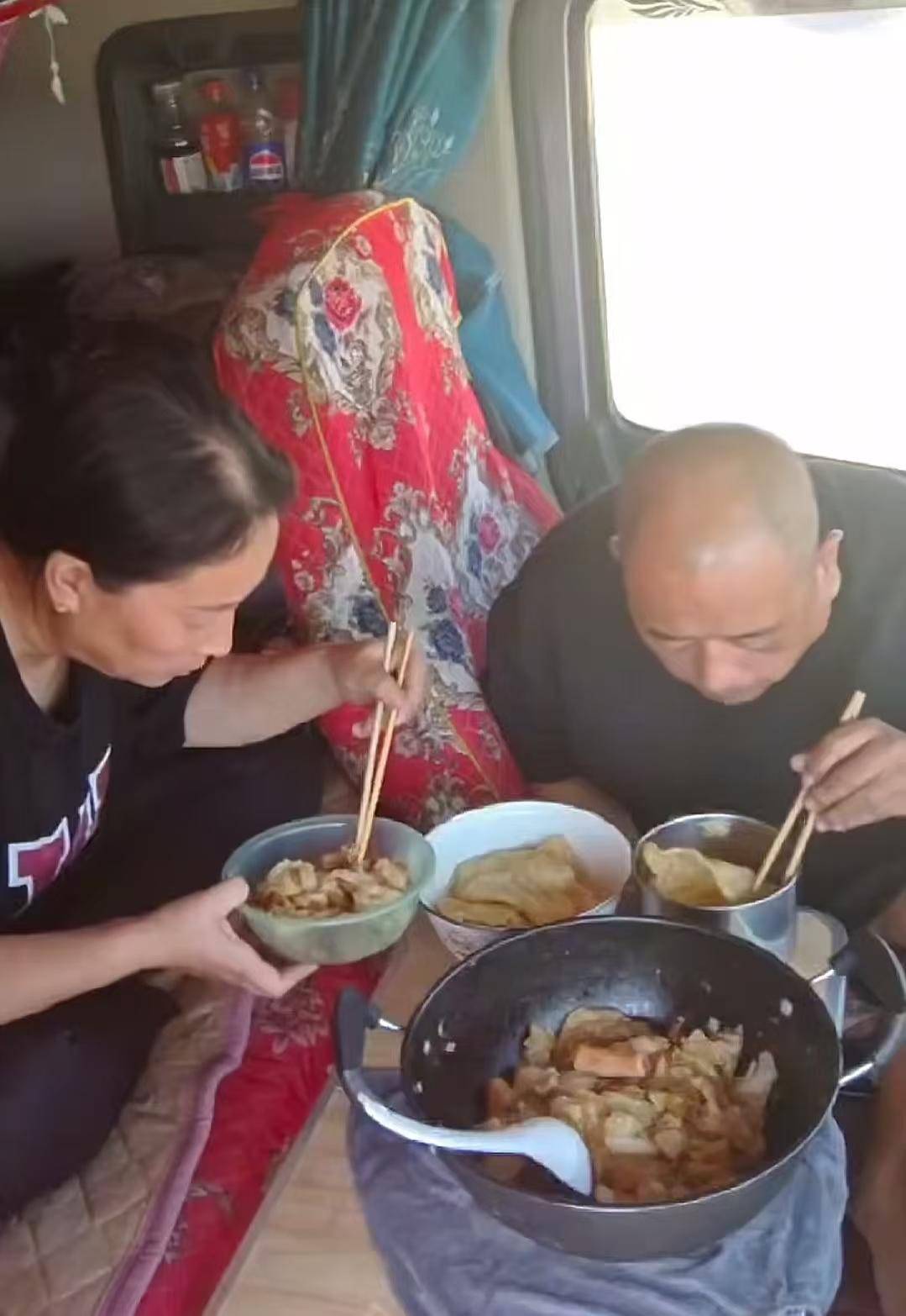 妻子带着偏瘫丈夫在新疆跑半挂：能看见彼此，心里就是踏实的