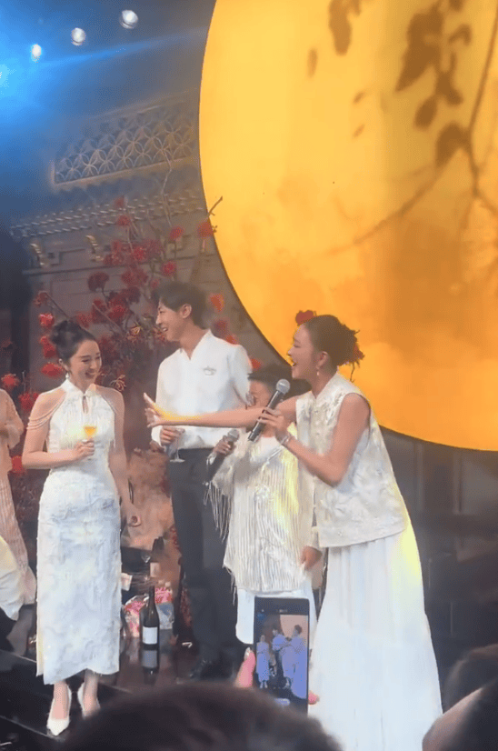 佟丽娅现身董璇张维伊婚礼 让小酒窝和儿子朵朵站一起